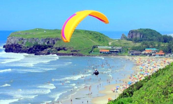 Kitnet S1 Em Torres-Rs - Na Mais Bela Praia Gaucha - Cozinha - Banheiro - Ar Condicionado - Tv E Wi-Fi - Estacionamento - Anfitria Superhost No Bnb Eksteriør billede